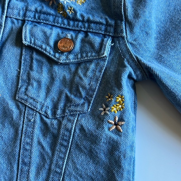 🛍 PRETTY Little GIRLS  FLOWER JEAN JACKET SIZE 4T 🛍 - Picture 3 of 8
